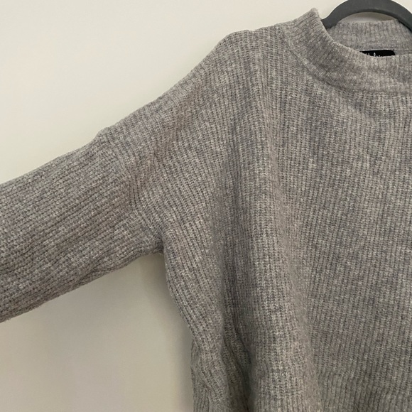 Open-back Lulus Crop Gray Sweater - Picture 4 of 5